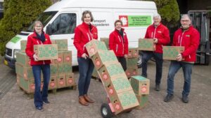 PLUS doneert boodschappenpakket aan Caritas