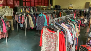Caritas houdt grote kledingbeurs in Uden